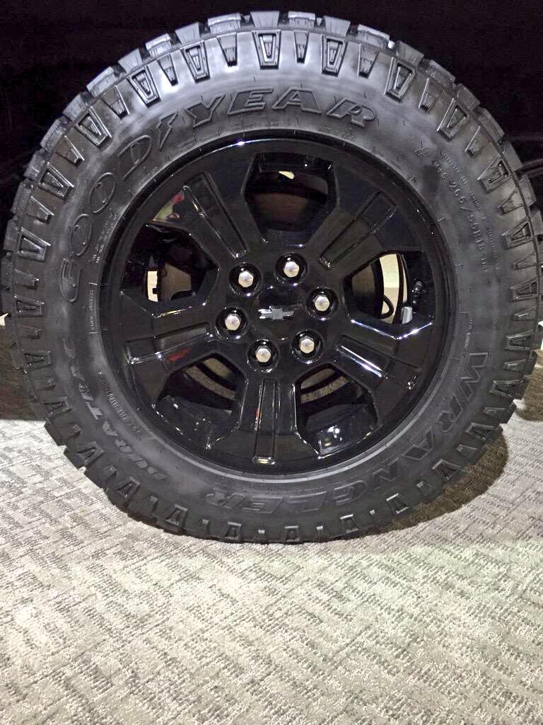 ChevyAutoShow's tweet image. Checkout that #TreadPattern! Our #MidnightEdition #Silverado turns heads. #4x4 #Z71 #GoodYear #OffRoad #Chevrolet ^JP