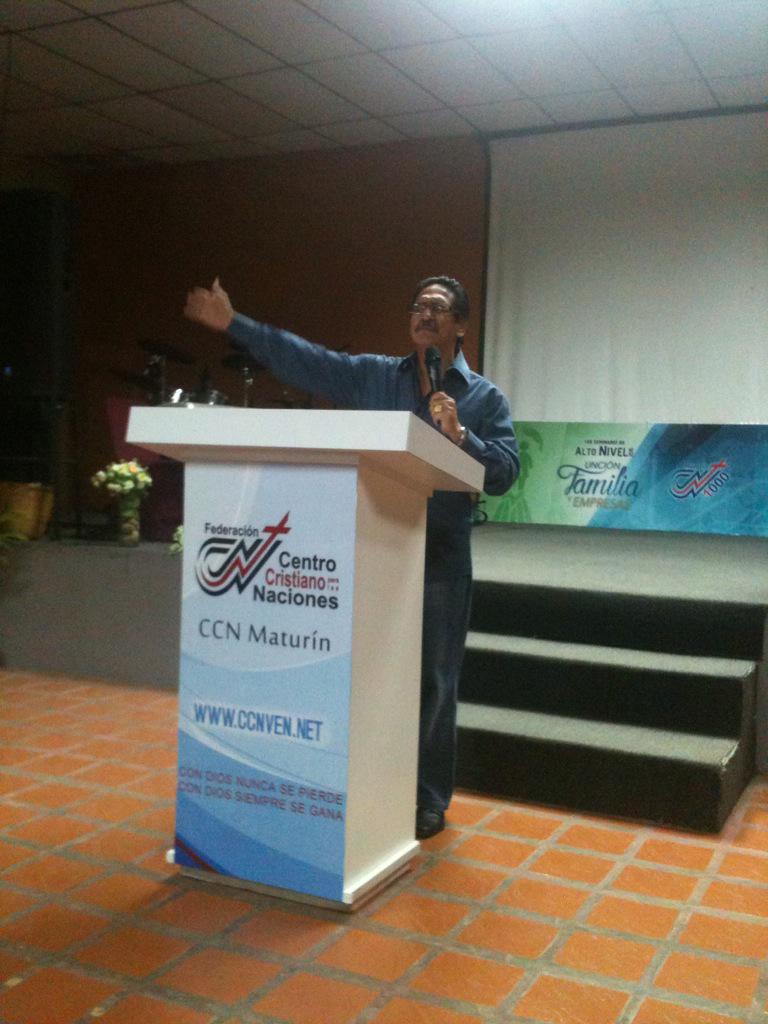 misaelccn's tweet photo. Apóstoles @Ap_EusebioMY y @Mariamaracay1 impartiendo módulo de #ESFORPA en #CCN #MATURIN @CCN_VEN http://t.co/l9l1Kxbxh9