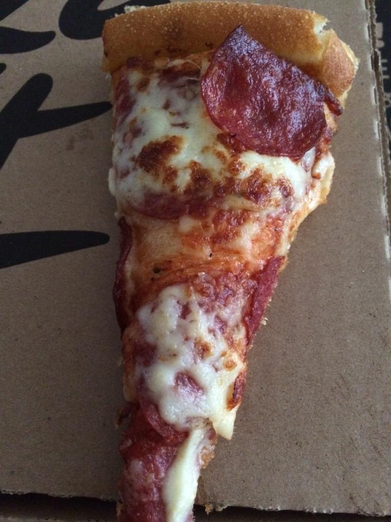 Annable07's tweet image. This is double cheese/double pepperoni? Wouldn't have been so disappointing if our Salad came w/dressing.@pizzahut