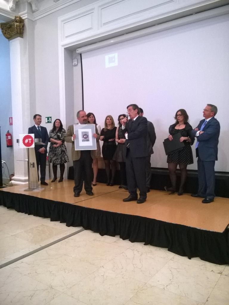 veronicadelcarp's tweet photo. Gala #PremioT. El gran #PremioT, al ilustre Prof. De la Oliva, que dice unas palabras al recoger el premio. http://t.co/7DHn6hs98S