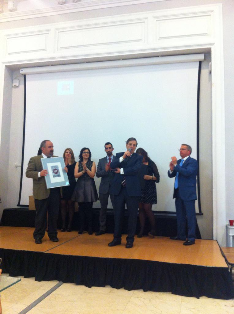 mueveT_2016's tweet photo. El Profesor De la Oliva recoge su merecido #premioT . http://t.co/V6t92kEtE5