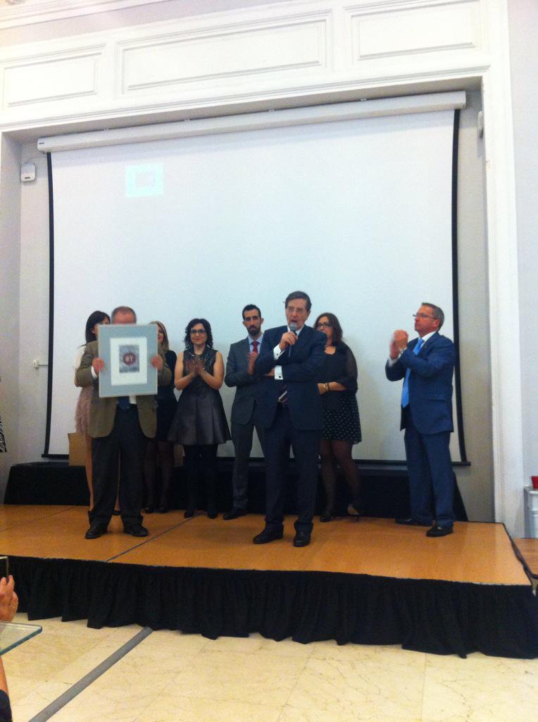 mueveT_2016's tweet photo. El Profesor De la Oliva recoge su merecido #premioT . http://t.co/V6t92kEtE5