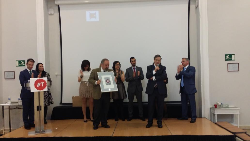 aalv10's tweet photo. Ganador del gran #PremioT D Andrés de la Oliva. Junto a dignos tb merecedores d ello @Declaracion @urgell y @ris_org http://t.co/pLuFOLBm3n