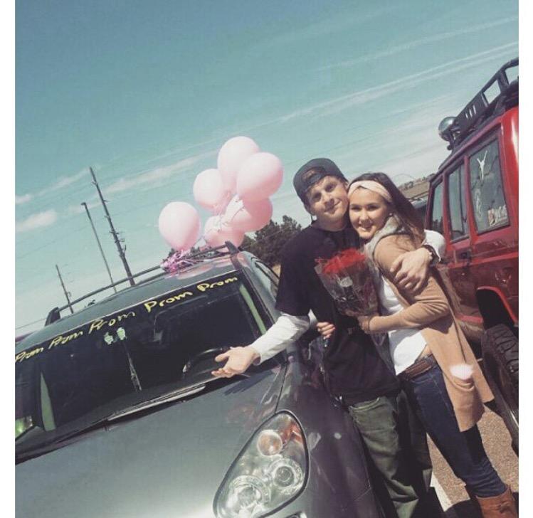 @NicoleHortonNH got a cute promposal from josh🎈💗