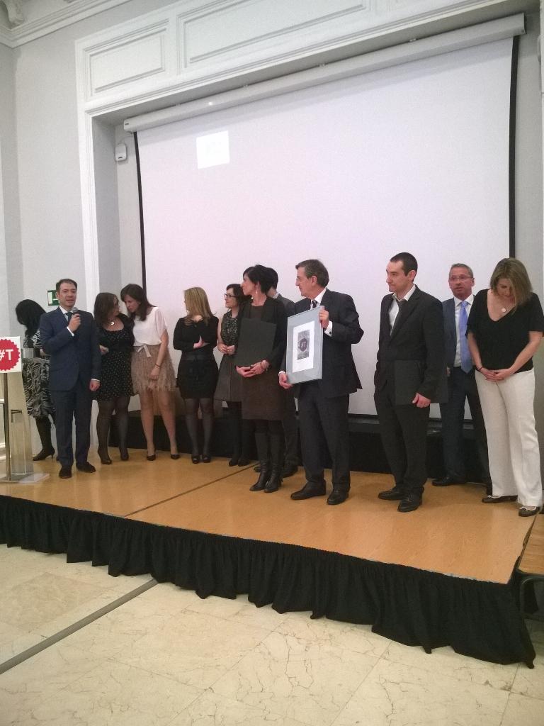 luisjasanchez's tweet photo. Gran detalle #PremioT, Prof. De l Oliva.comparte premio con finalistas Fundación DHH y @ris_org http://t.co/YZqctSv0Jq vía @veronicadelcarp