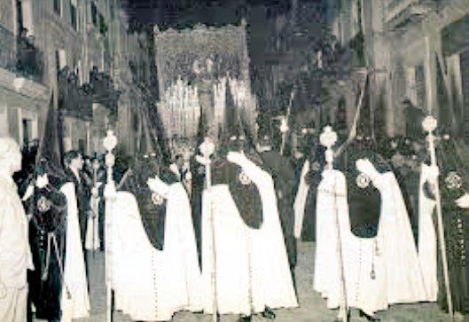 lacofradia8's tweet photo. ¿Sabéis que en 1963 salió una representación de la @Hdad_Macarena en la @EspDeTriana y viceversa?
#Ssanta8 http://t.co/fKBIllL18r