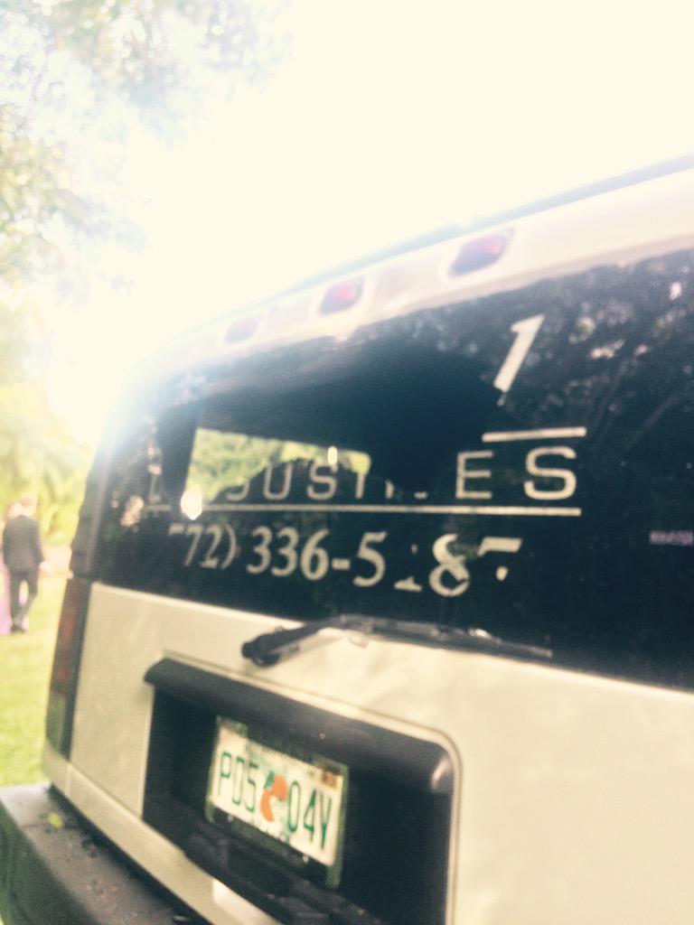 DBAllen_'s tweet image. Limo accident? #perfectprom