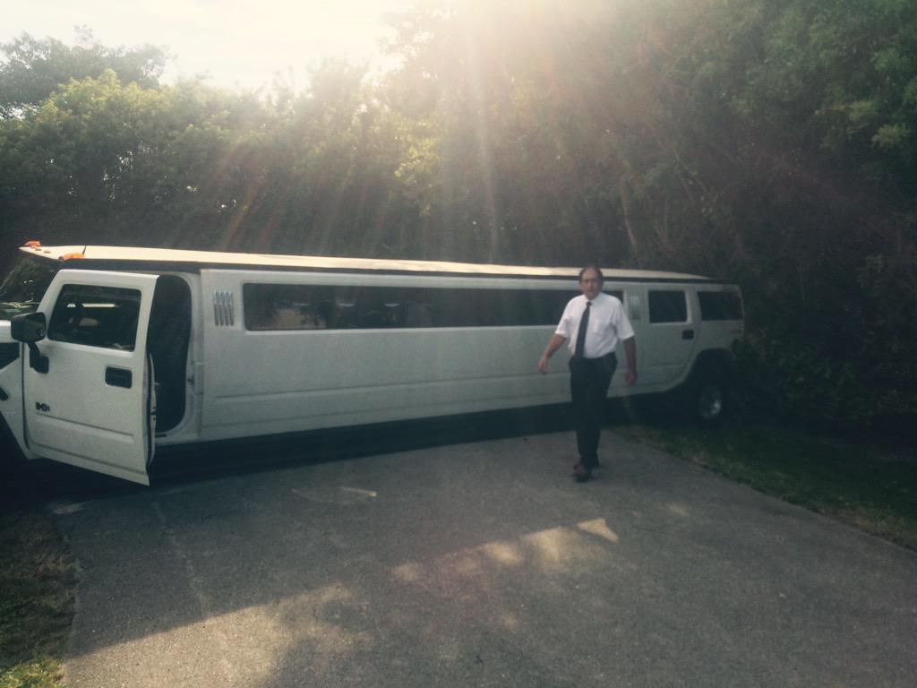 DBAllen_'s tweet image. Limo accident? #perfectprom