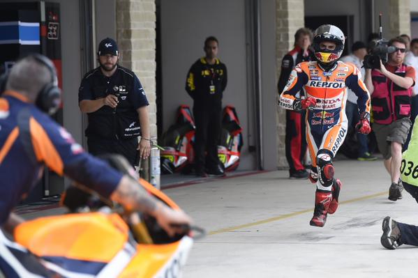 JesSanSan's tweet photo. Cuanto más difícil es el reto, mejor funciona @marcmarquez93. Salta el muro, carrera y pole! #MotoGP. Pic @HRC_MotoGP http://t.co/rTxEkiMN1k