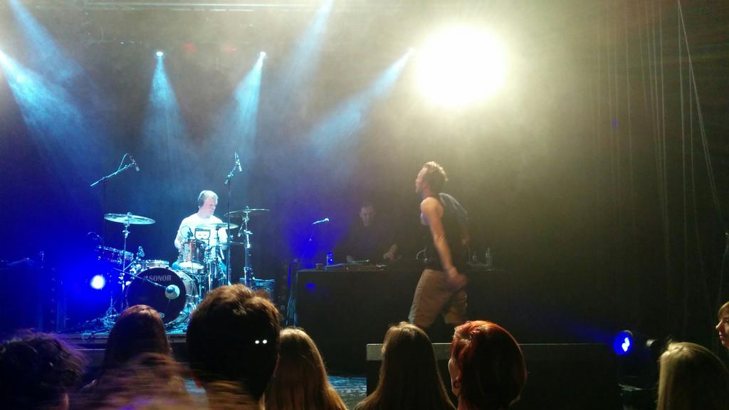 Rapubliek's tweet photo. De show van vet van @DiggyDex @Reazun @DaanRijkers @DJ_DNS @NavBeats en nog veel meer. Big up! http://t.co/wu5PUrHI1f