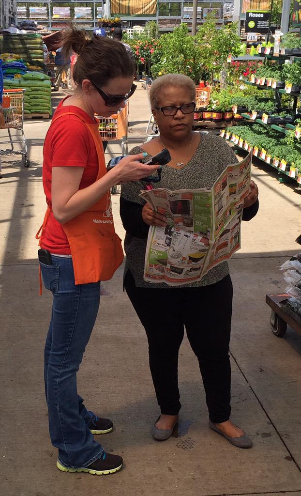 DHRM_D73's tweet photo. Bree at store 737 using the first phone and printer to line bust. Great job team 737! @thdjoelcog @christydumas http://t.co/dUs2FxWY88