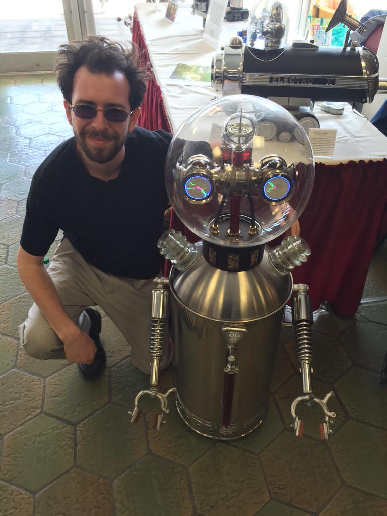 APPLESToNEPiX's tweet photo. #JoeMarkee makes #Robots
using #RecycledParts!
#ElectroXSpaceTank
#SolarRocketBot
#ProjectionatorRobot
<#FrankenBots> http://t.co/66ZWblYKMF