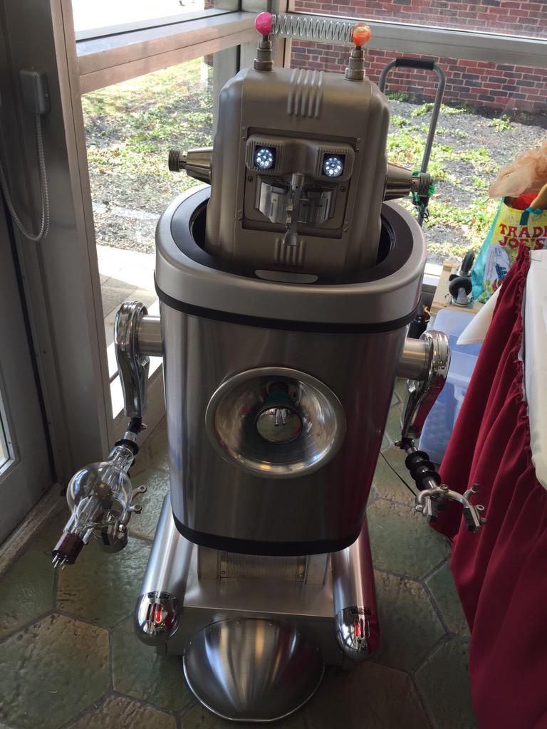 APPLESToNEPiX's tweet photo. #JoeMarkee makes #Robots
using #RecycledParts!
#ElectroXSpaceTank
#SolarRocketBot
#ProjectionatorRobot
<#FrankenBots> http://t.co/66ZWblYKMF