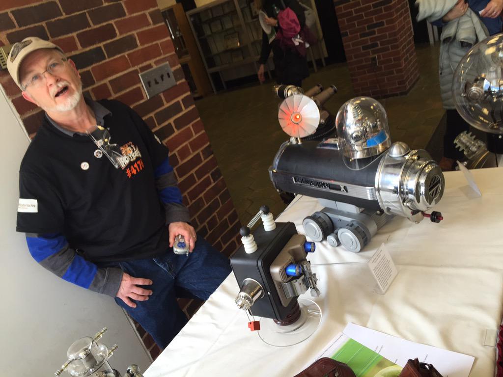 APPLESToNEPiX's tweet photo. #JoeMarkee makes #Robots
using #RecycledParts!
#ElectroXSpaceTank
#SolarRocketBot
#ProjectionatorRobot
<#FrankenBots> http://t.co/66ZWblYKMF