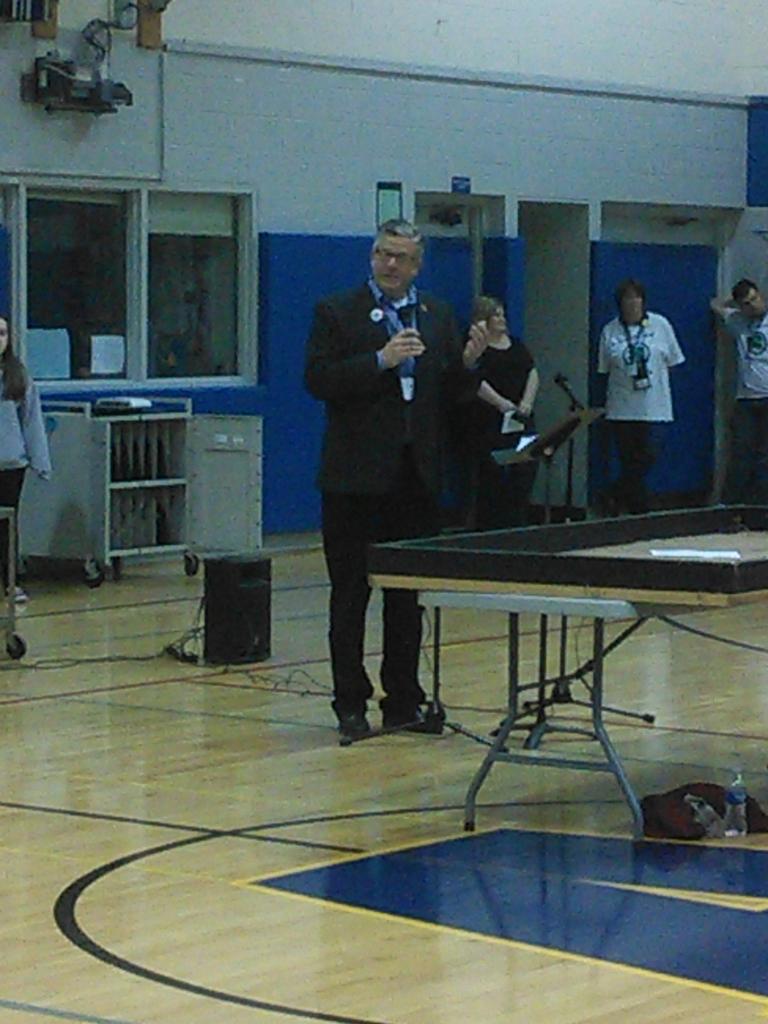 got_robot's tweet photo. Congressman Randy Hultgren keynote speaker at 4H Sportbot Showcase at Abbott Middle School #omgrobot #gotrobot http://t.co/2QdLTrY99c