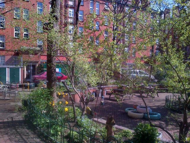 SECSC2014's tweet photo. View of sunken garden on Sutton Estate. Reclaimed by residents. #saveoursutton http://t.co/U7TxQxyLZr