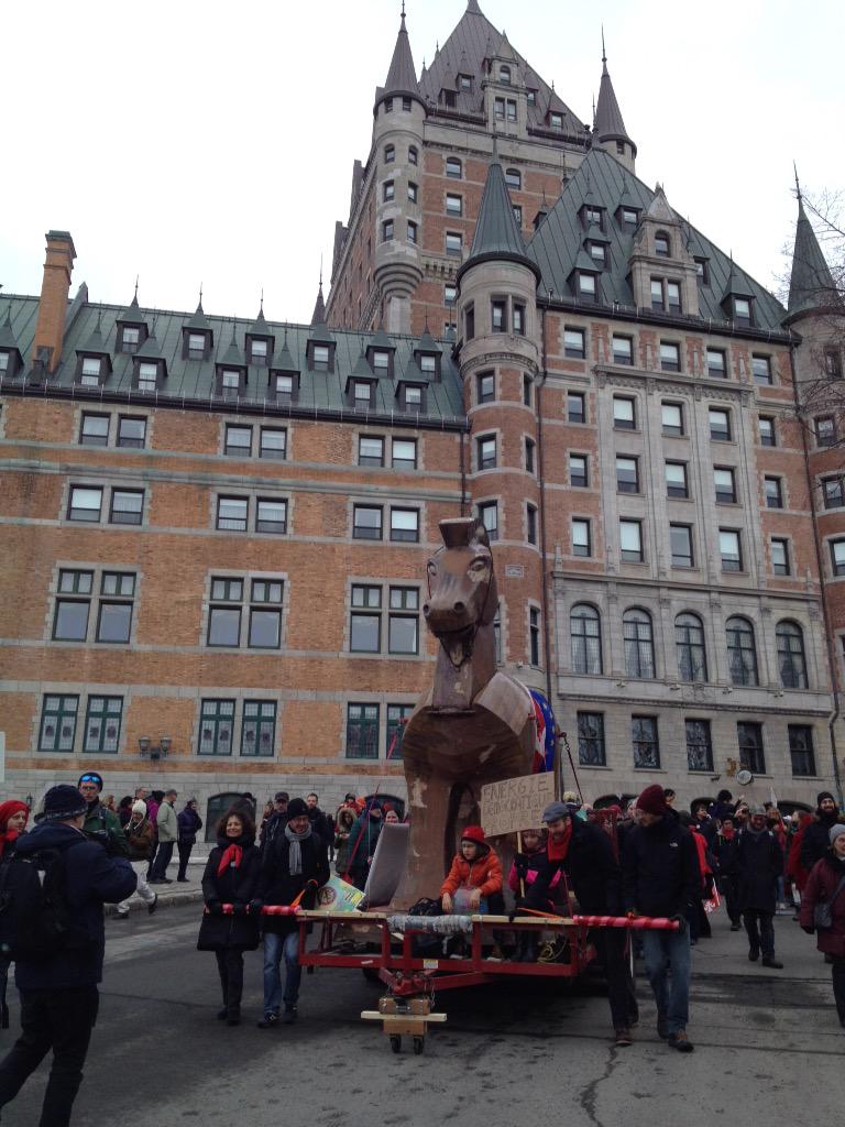 La #MarcheActionClimat passe devant le château Frontenac #11avril #manifencours