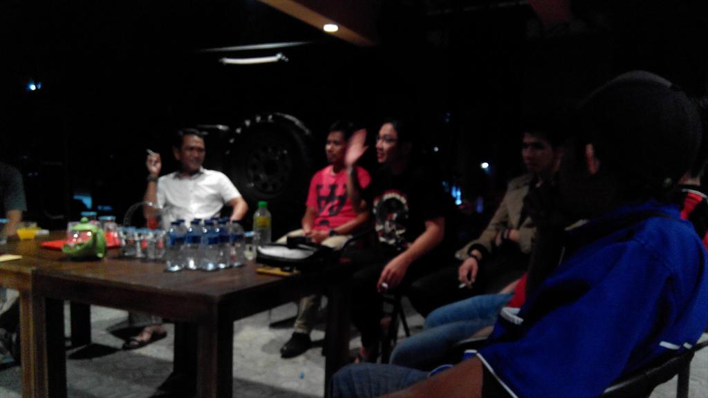 Bedanya, dialog ini lebih "berisi", karena tak ada histeria penggemar yg cuma melihat SPS sbg Artis..