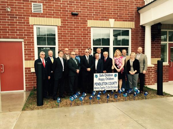 WVEducation's tweet photo. #PendletonCo Board members, legislative leaders & @mjmsuper celebrate new Franklin Elementary http://t.co/aoNYQJHVqL