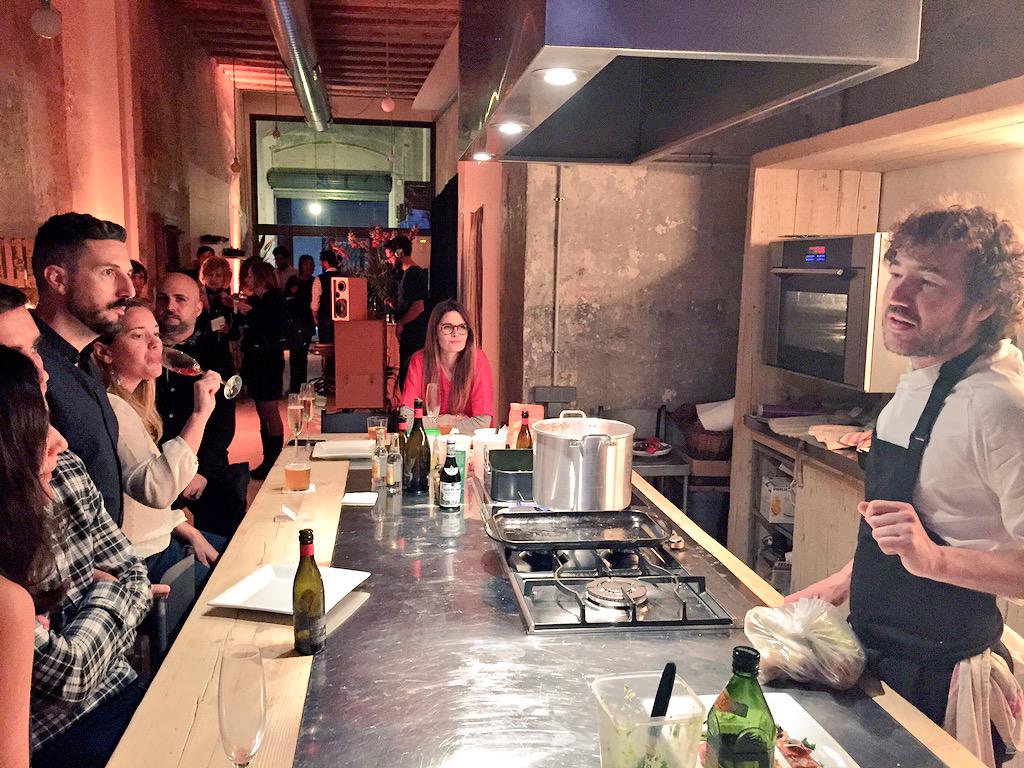 dafnepatruno's tweet photo. Hoy probamos la innovadora propuesta gastronómica itinerante del #letsdrunch Showcooking, música y drinking 🔝🍴 http://t.co/5OaouJaafA
