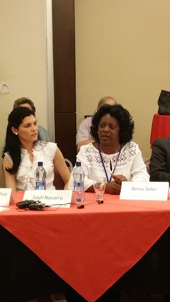 <a href="/cocofarinas/">Guillermo Fariñas</a> <a href="/DamasdBlanco/">Damas de Blanco PREMIO ANDREI SAJAROV 2005</a> <a href="/SayliNavarro/">Sayli Navarro</a> firmando <a href="/elacuerdocuba/">El Acuerdo</a>