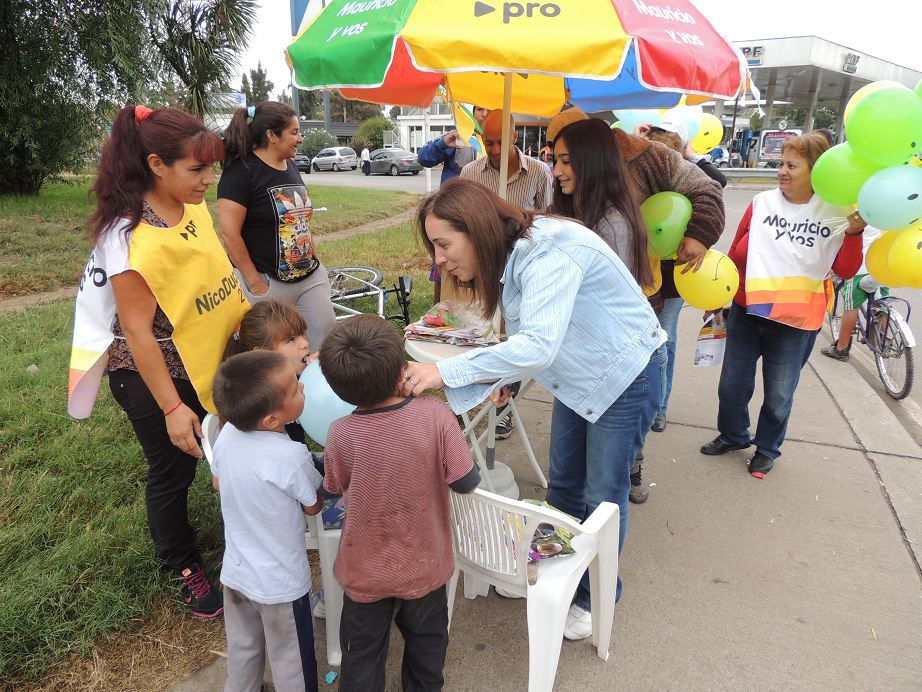 NicoDucote's tweet photo. Hoy estuvimos con más de 140 voluntarios en 15 esquinas de PILAR para recibir a @mariuvidal y apoyar a @mauriciomacri http://t.co/asmo9FxkT7
