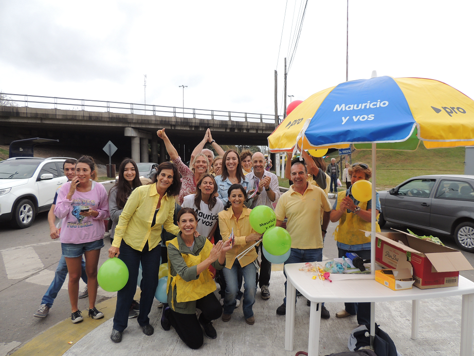 NicoDucote's tweet photo. Hoy estuvimos con más de 140 voluntarios en 15 esquinas de PILAR para recibir a @mariuvidal y apoyar a @mauriciomacri http://t.co/asmo9FxkT7