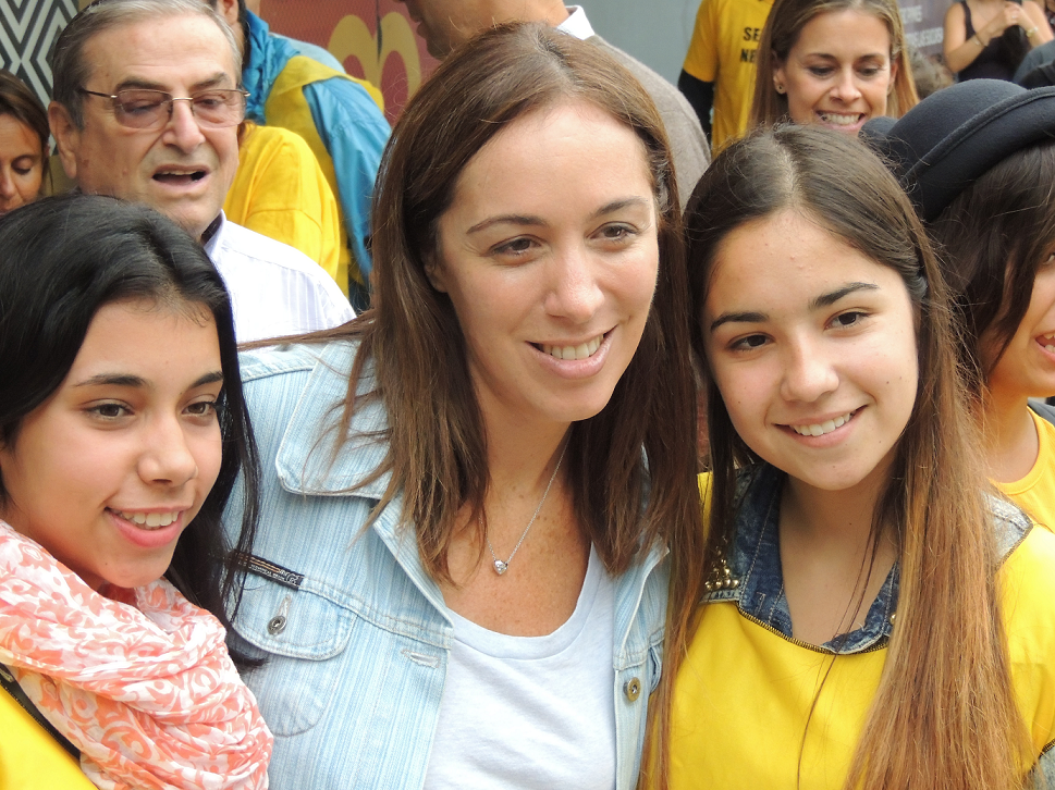 NicoDucote's tweet photo. Hoy estuvimos con más de 140 voluntarios en 15 esquinas de PILAR para recibir a @mariuvidal y apoyar a @mauriciomacri http://t.co/asmo9FxkT7