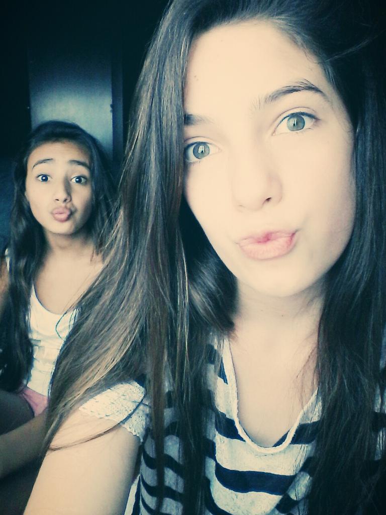 MaleMorandoOk's tweet photo. Las amigas son como las estrellas que  aveces no las ves pero  estan hay @jazmin3211 ♡♥ http://t.co/ULfwIbqf9I
