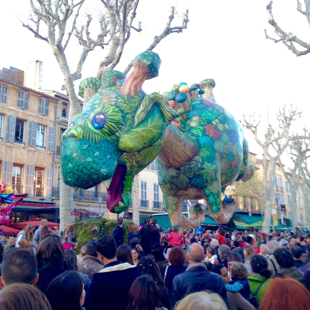 vprovanse's tweet photo. #carnival in #aixenprovence #live #world #карнавал #прованс #краевед #новостипрованса http://t.co/mjyY7wMUWu