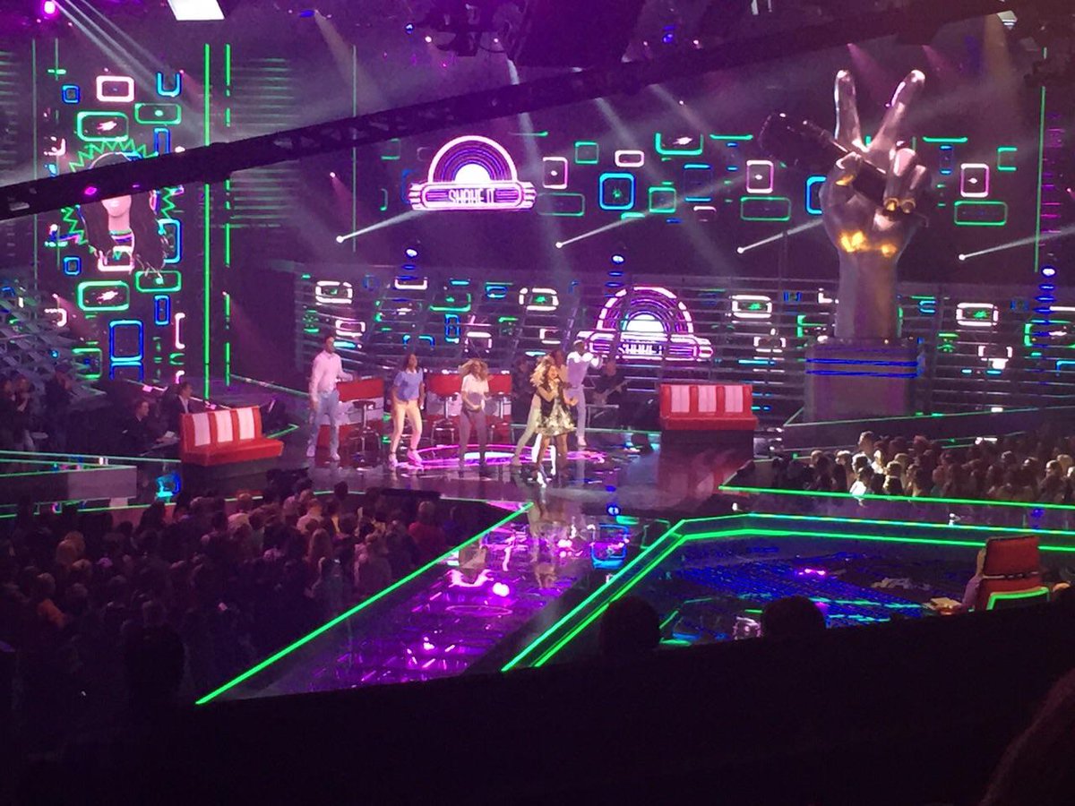 WE_TVK's tweet photo. Nog even een live foto van het optreden van Numidia! Wat een kleurrijk te gek optreden! We zijn weer begonnen!! #TVK http://t.co/G7ITbcwUWn