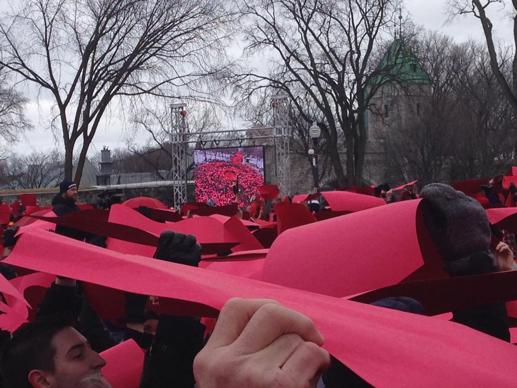 MikeHudema's tweet photo. A sea of red creating a giant thermometer to symbolize our warming planet. #ActOnClimate #ActionClimat #delaykills http://t.co/Kq4NMxAgUH