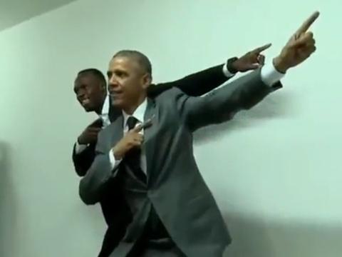 20Minutes's tweet photo. VIDEO. «Allez mec, montre-moi», ou quand Barack Obama veut prendre la pose avec Usain Bolt http://t.co/pzrc7mYUjw http://t.co/bjJEzhDxhm