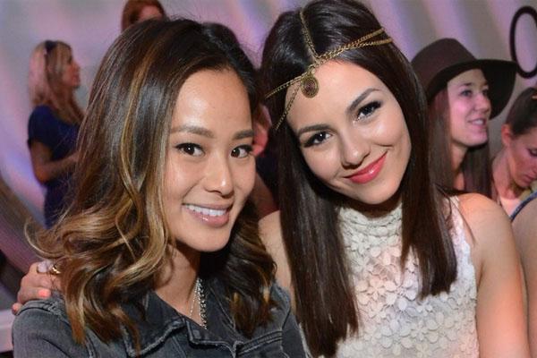justjaredjr's tweet photo. .@VictoriaJustice &amp; @jamiechung1 stopped by the Pandora fashion show at #Coachella2015 http://t.co/5feTyIavNg http://t.co/emxbhaw49b