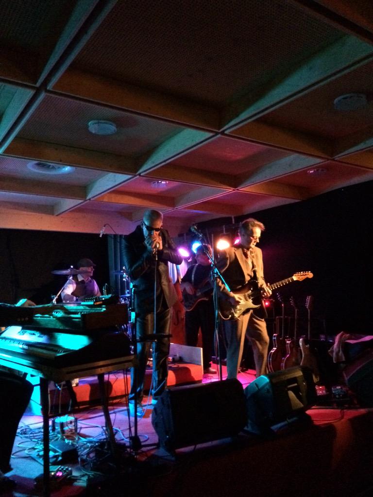 Nu in het Dorpshuus Harp Mitch &amp; the bluescasters! En over een half uurtje The Blues Bones in podium Heino.