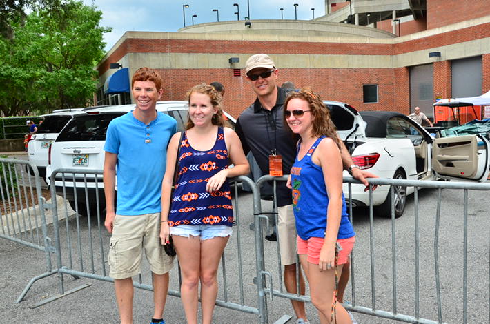 dennis_corrick's tweet image. Look who we ran into at #OBDebut Danny Wuerffel! #GatorStatues #kindasorta @uf @gatorzone