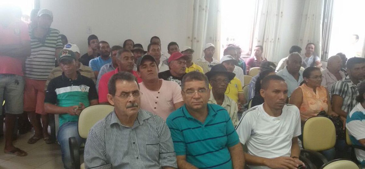 FelixMendoncaJr's tweet photo. Estive hoje em #EuclidesdaCunha p/ entregar cinco tratores junto c/ Luciano Pinheiro, liderança do #PDT local http://t.co/z5CbVgWx6b