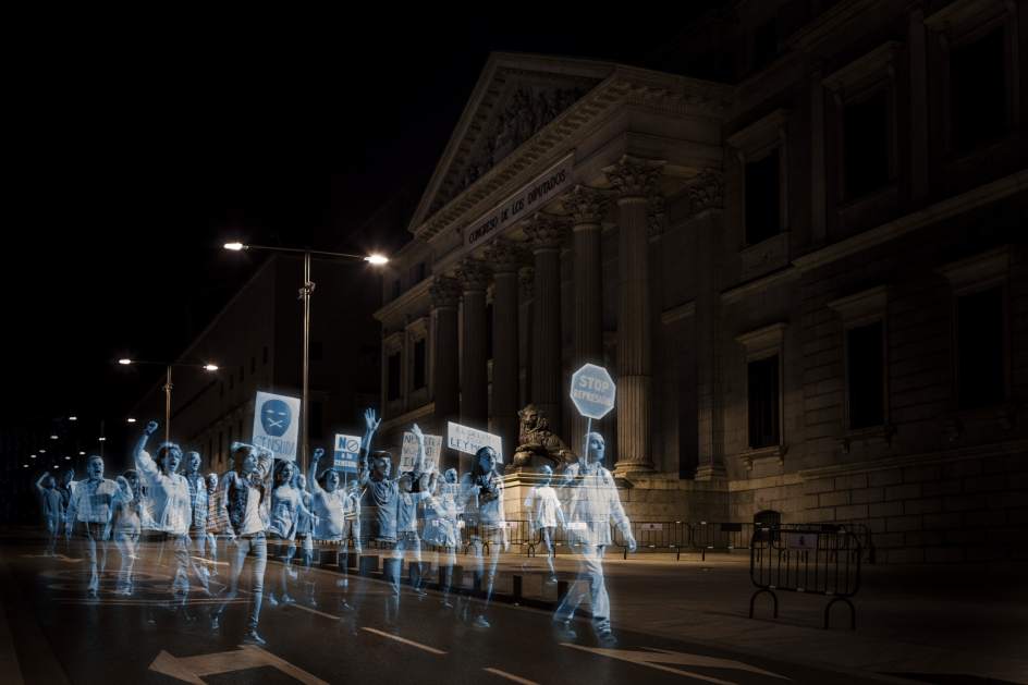 VilaWeb's tweet photo. VÍDEO: La sorprenent manifestació d'Hologrames contra la Llei Mordassa.

http://t.co/okbTlKZItz http://t.co/YDEGbGyFAG