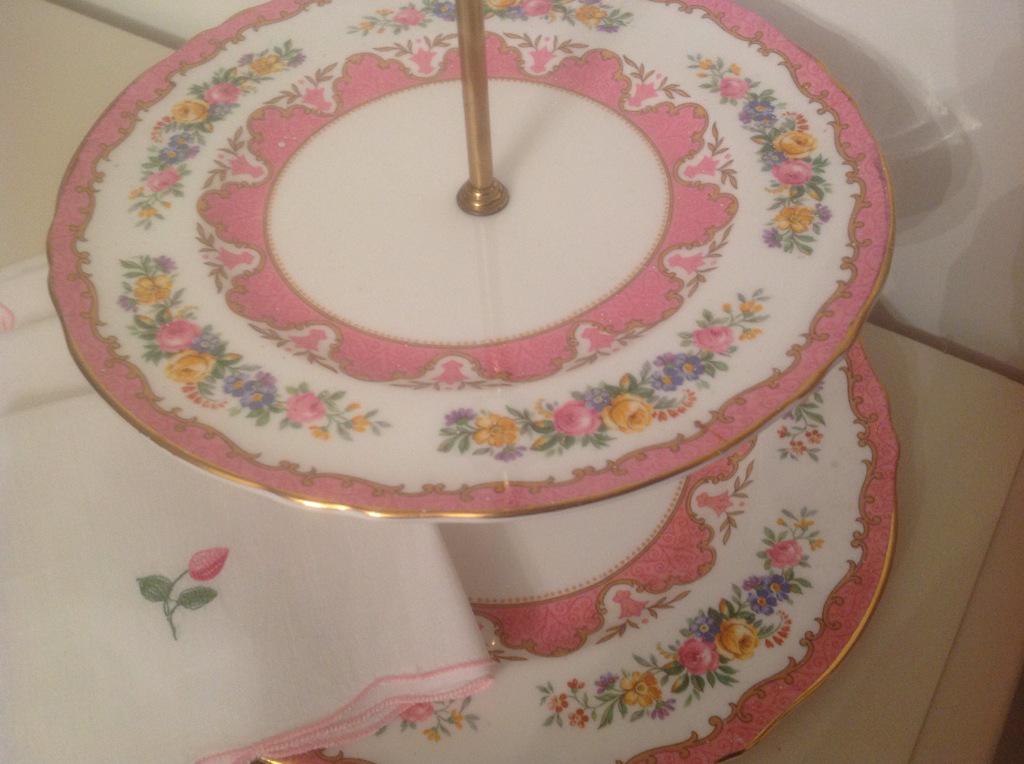 allthingschina's tweet photo. Are you looking for a vintage cake stand and find them expensive, then take a look at http://t.co/5wE6922h01 http://t.co/7PKIlnGgDV