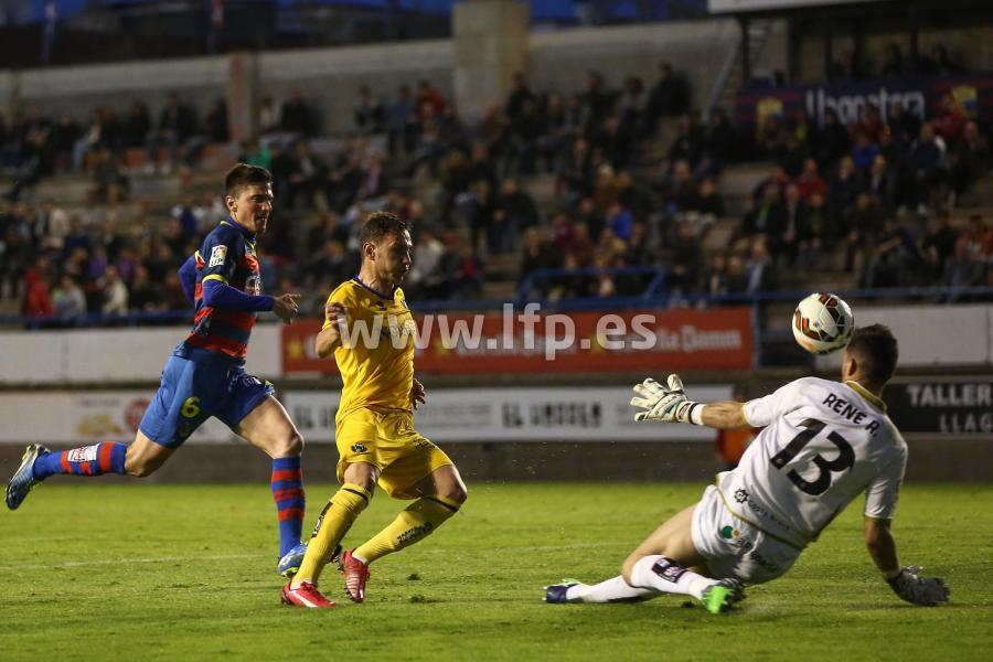 LaLiga's tweet photo. CRÓNICA | @Rene_R1 mantuvo a flote al @uellagostera  ante el @AD_Alcorcon http://t.co/1Lv1pjC3aQ #LaLigaTV http://t.co/FRKwIQwXLS