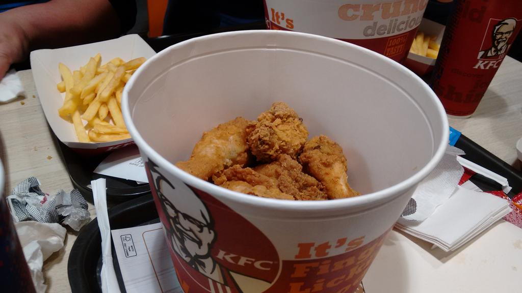 Debutando en KFC con <a href="/Caresba/">Carlos Espinosa</a> , <a href="/boludataxi/">paco boluda</a>  y <a href="/FernandoBoluda/">Fernando boluda ②①</a>  #SoGood