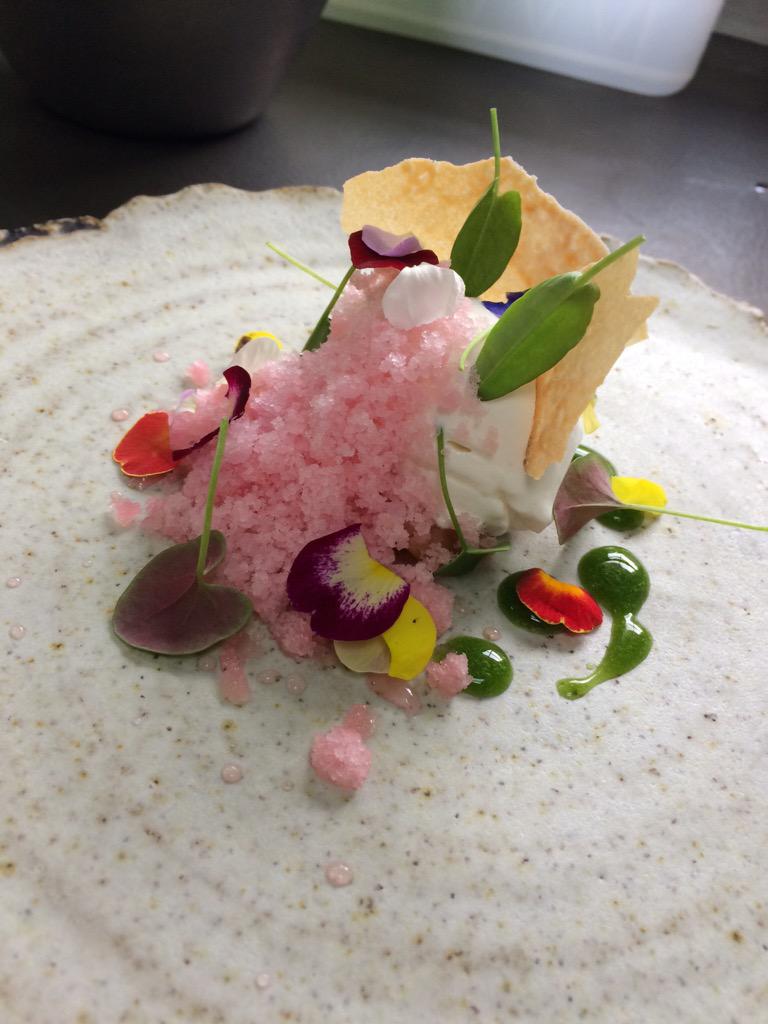 michaelengler84's tweet image. Sheep's milk &amp;amp; rhubarb. One of tonight's new desserts @lenclume