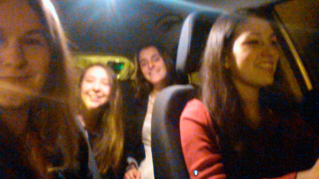 AlmuRoger's tweet photo. AMONOS @aainhoa_ @eligcarrasco #ingrisita http://t.co/51LpaCq6WB