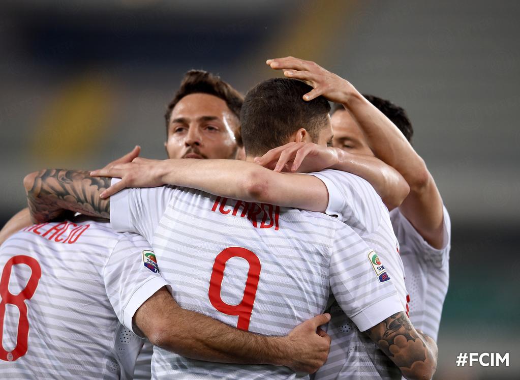 Footballogue's tweet photo. [#SerieA] @HellasVeronaFC 0-3 @InterNewsFR
L'Inter est 10e à 7pts de la 5e place. Icardi et Palacio buteurs.
#HELINT http://t.co/8k3LpU8OiS