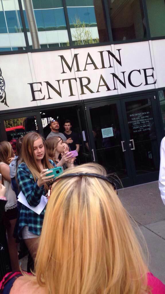MusclesSpain's tweet photo. Las fans esperando a Muscles fuera de su hotel. http://t.co/Hcy0nhpAwO
