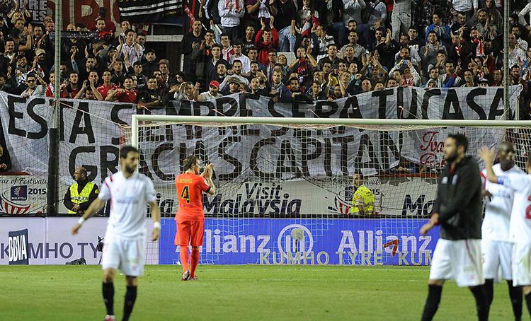 SevillaFC's tweet photo. Gracias @IvanRakiticFcb http://t.co/Q0Vfr2a9ba