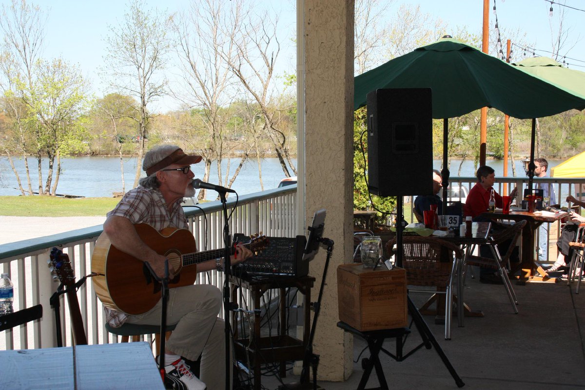 BarefootCharlie's tweet photo. Spring Fling at Barefoot Charlie's - bouncy house; live entertainment; food specials from the smoker; on the lake! http://t.co/XRY8gyKqe3