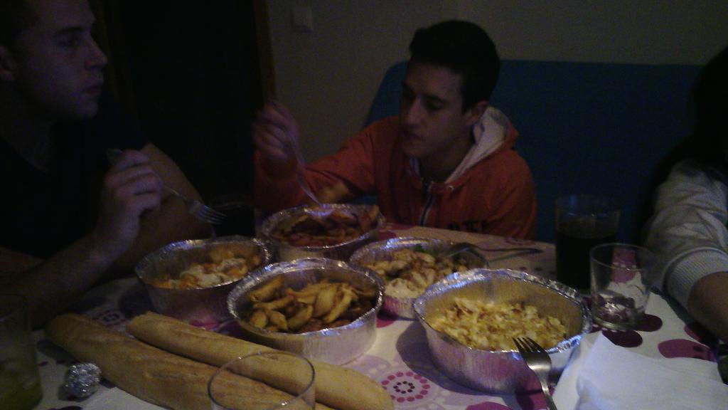 j_ruso's tweet photo. #Cena #Amigos #Tranquileo http://t.co/zr9cSUBDlh