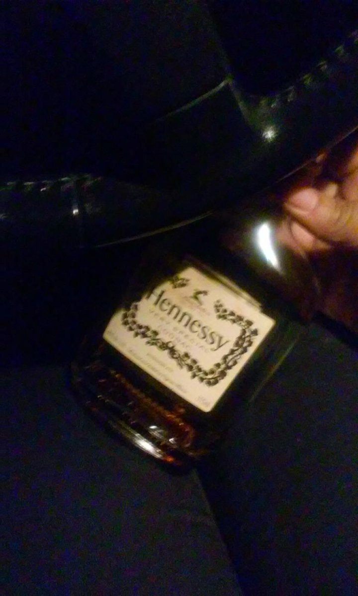 ___lilRICH's tweet photo. Drinking this lil pint I'm in my feelings. http://t.co/IR5E8kHT5Z