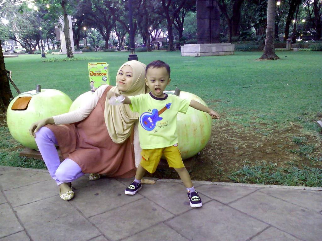 Putri/menikmati taman nan hijau bersama sang buah hati@netmediatama <a href="/GoodLifeBCA/">GoodLife BCA</a> #BCA_MySecretGarden #GebyarBCA